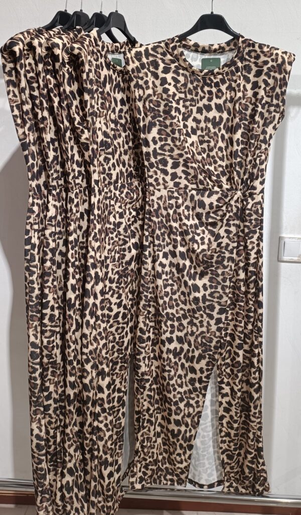 Vestido hombreras animal print - Imagen 2